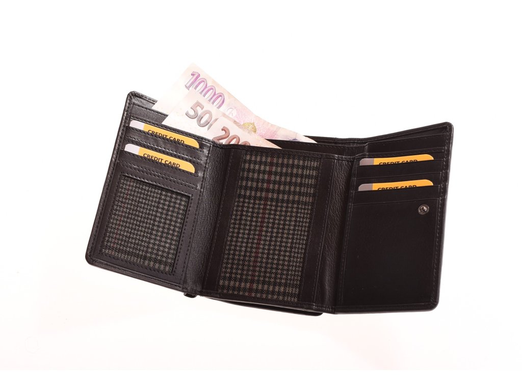 Detail lakované teletiny peněženky KUBÁT – ruční výroba