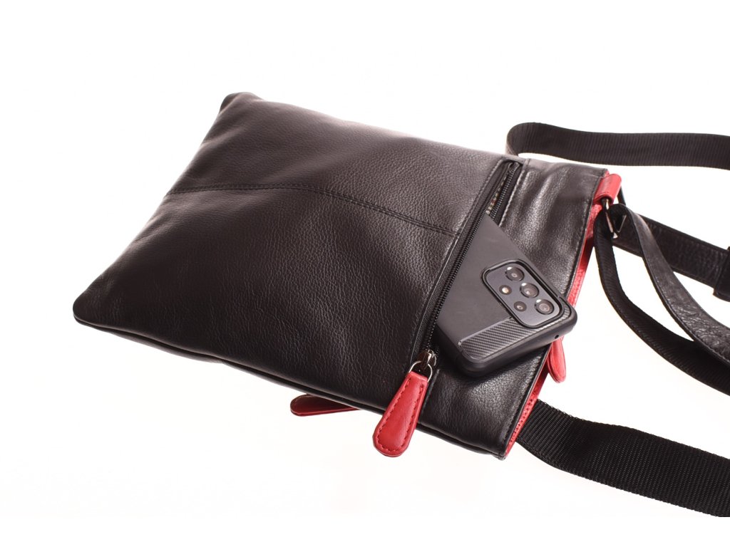 Detail kožené kabelky UNI