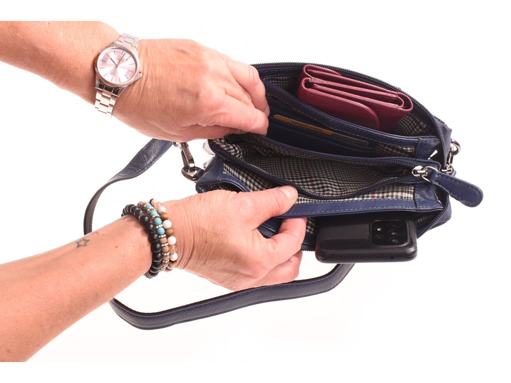 Detail kožené kabelky Anička Malá