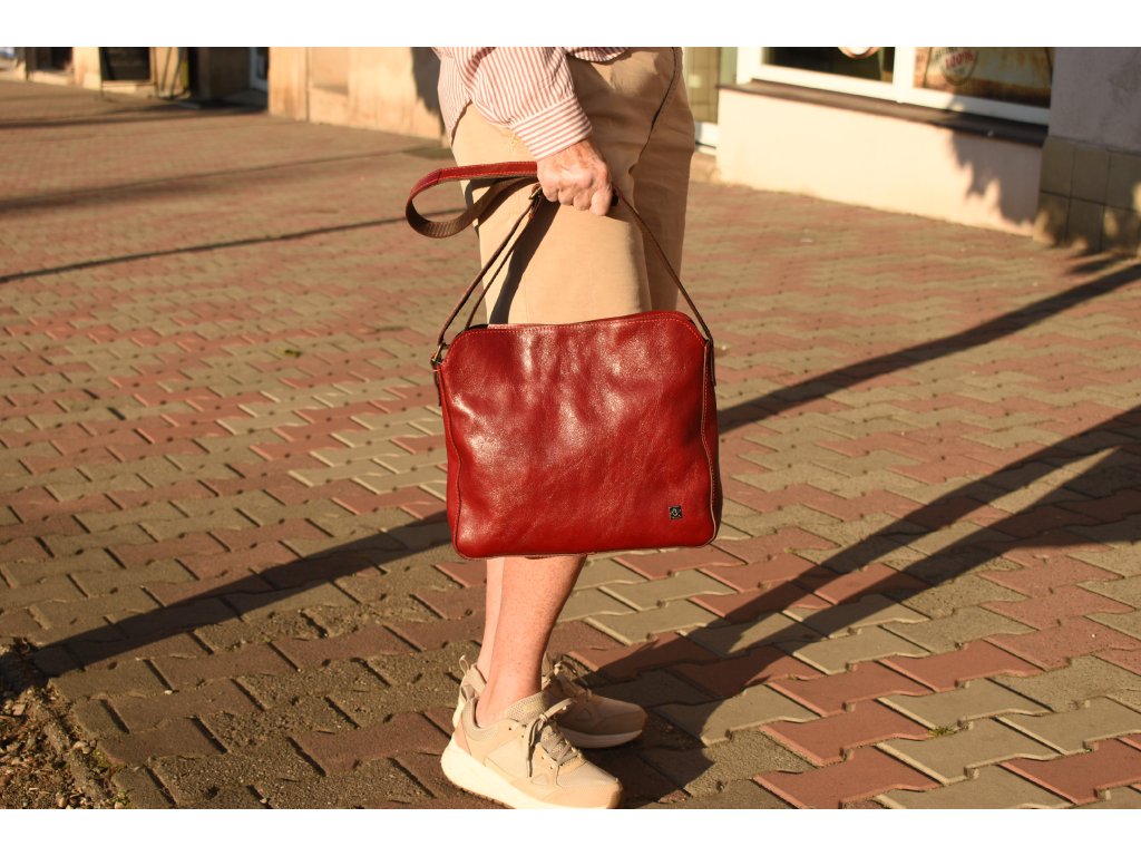 Kožená kabelka přes rameno Lucinka