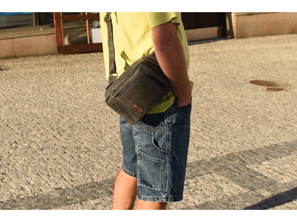 Detail kožené tašky Jarda