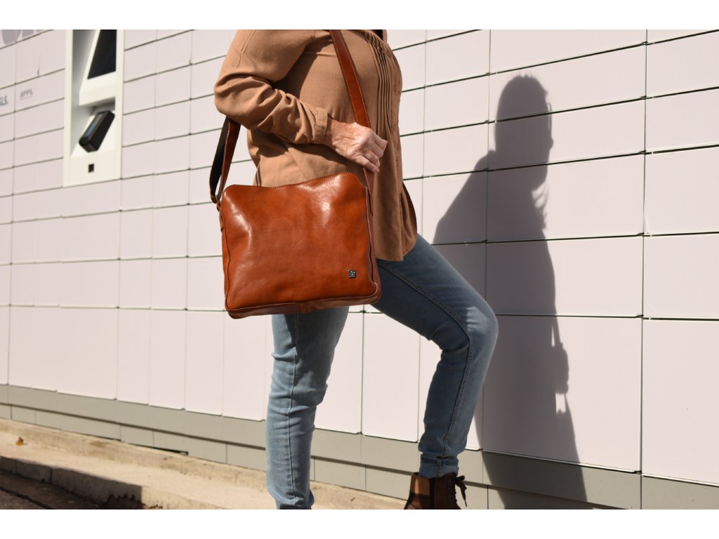 Kožená kabelka přes rameno Lucinka