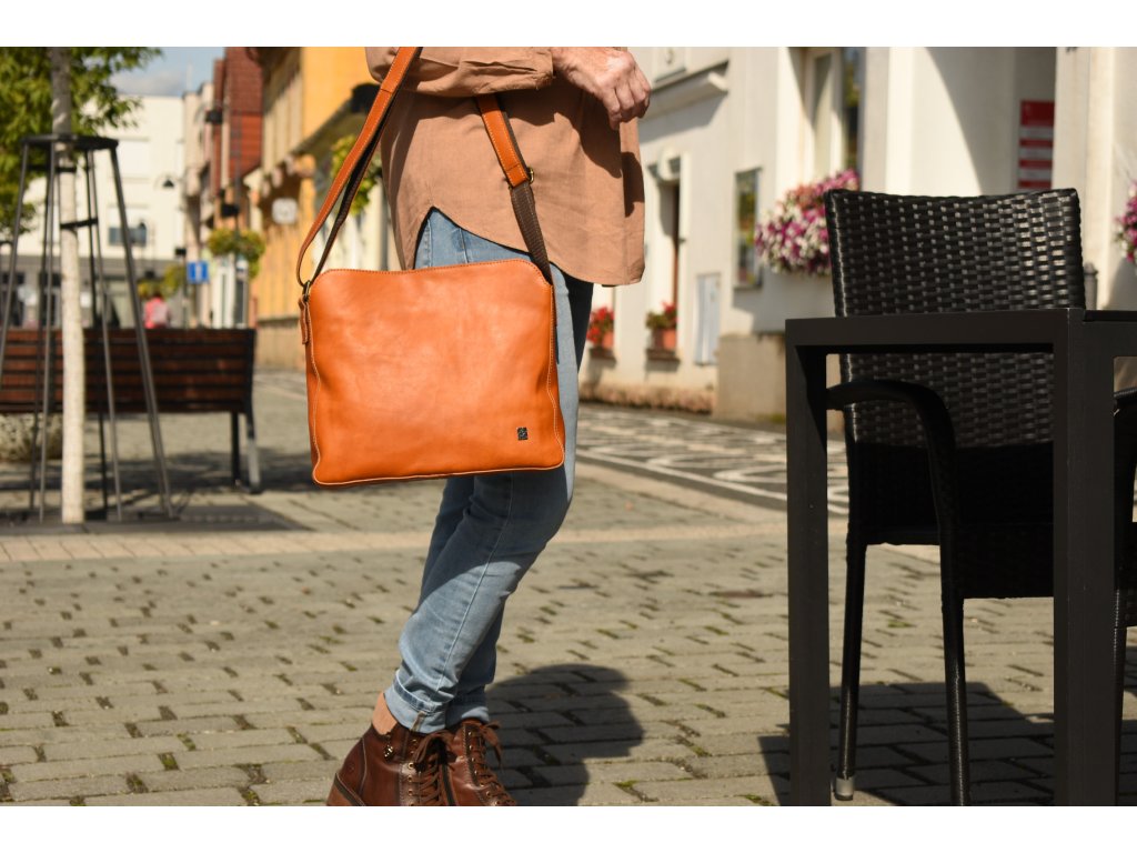 Kožená kabelka přes rameno Lucinka