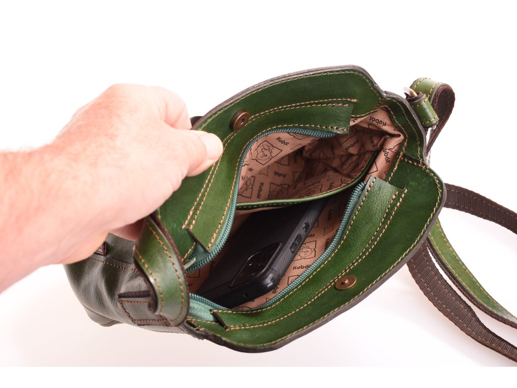 Detail kožené kabelky Cinka