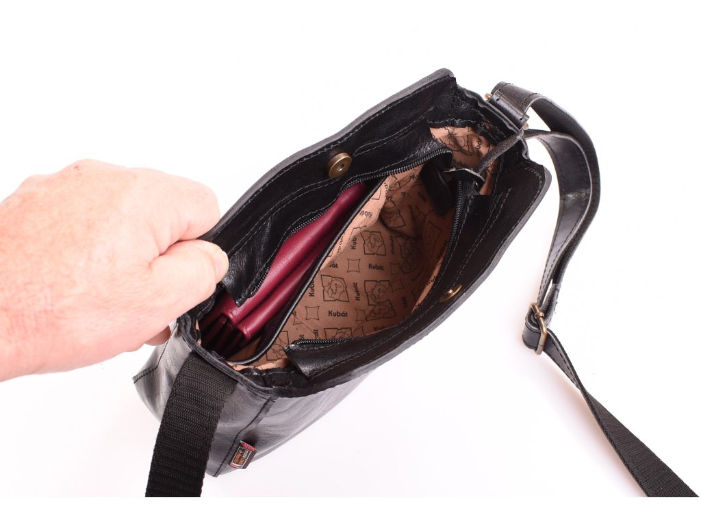 Detail kožené kabelky Cinka