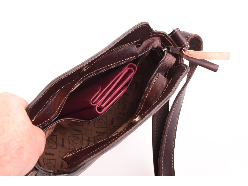 Detail kožené kabelky Cinka