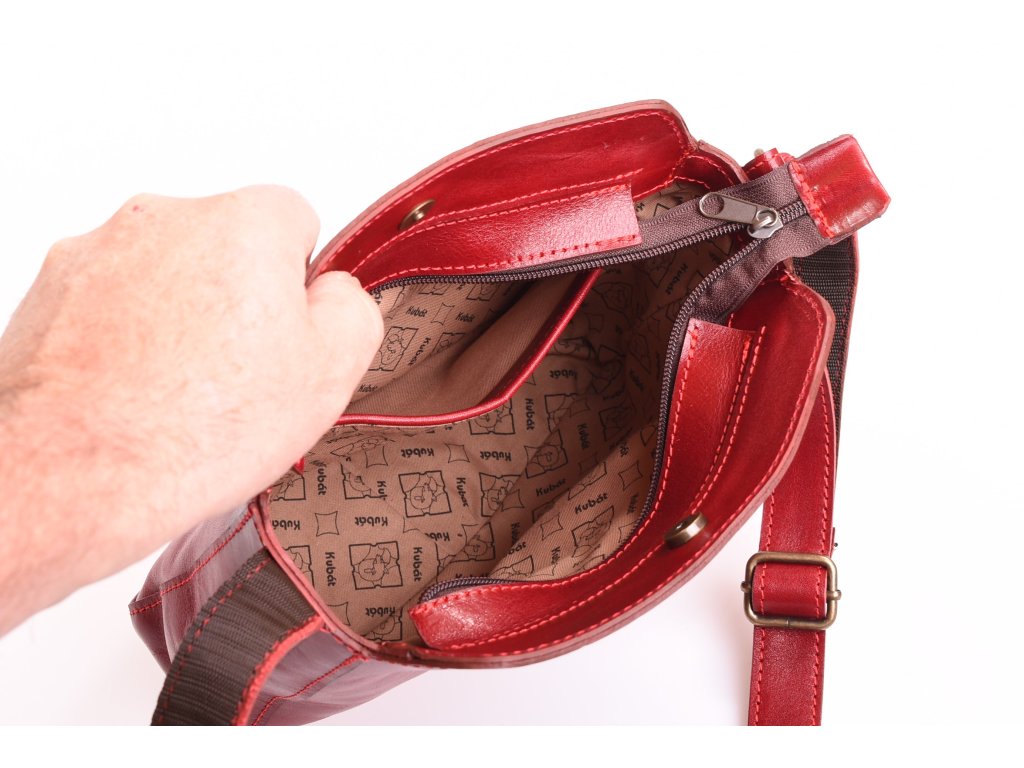 Detail kožené kabelky Cinka