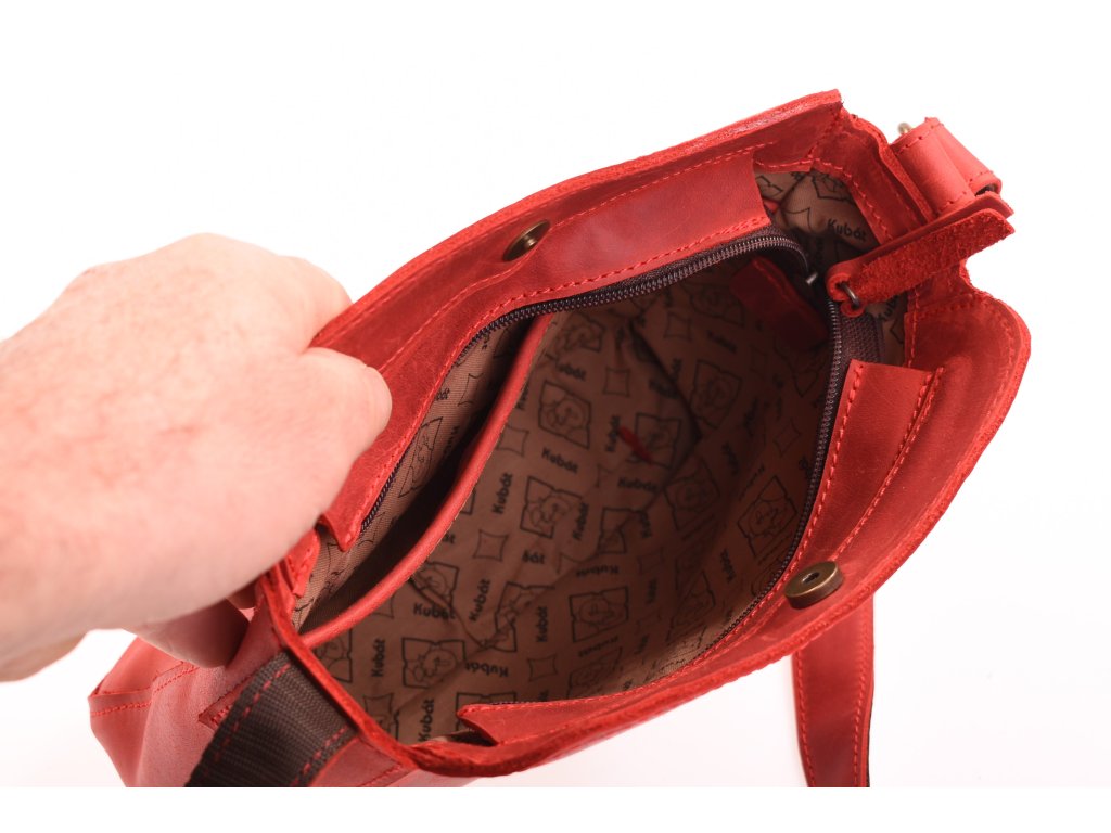 Detail kožené kabelky Cinka