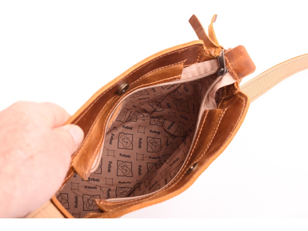 Detail kožené kabelky Cinka