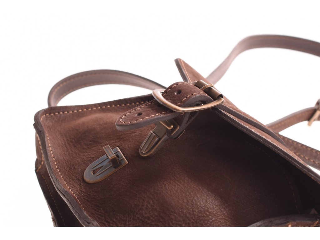 Detail lakované kožené kabelky Ája