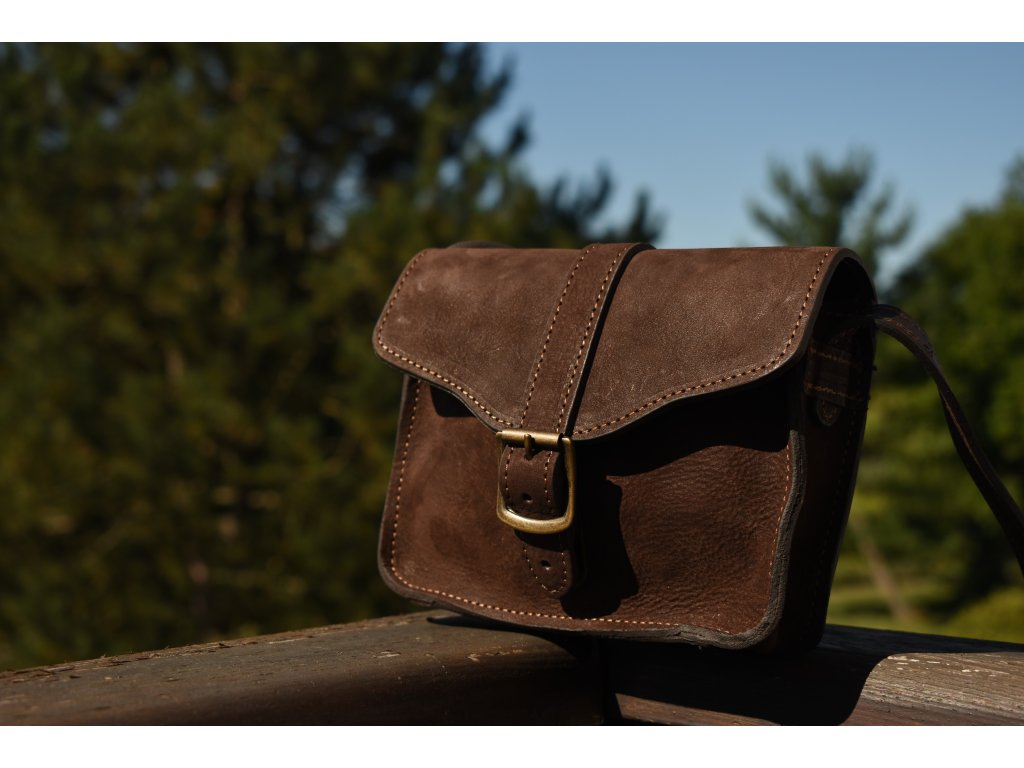 Kožená kabelka s přezkou Ája