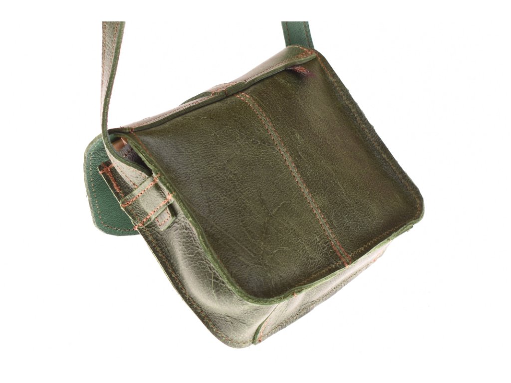 Detail lakované kožené kabelky Ája