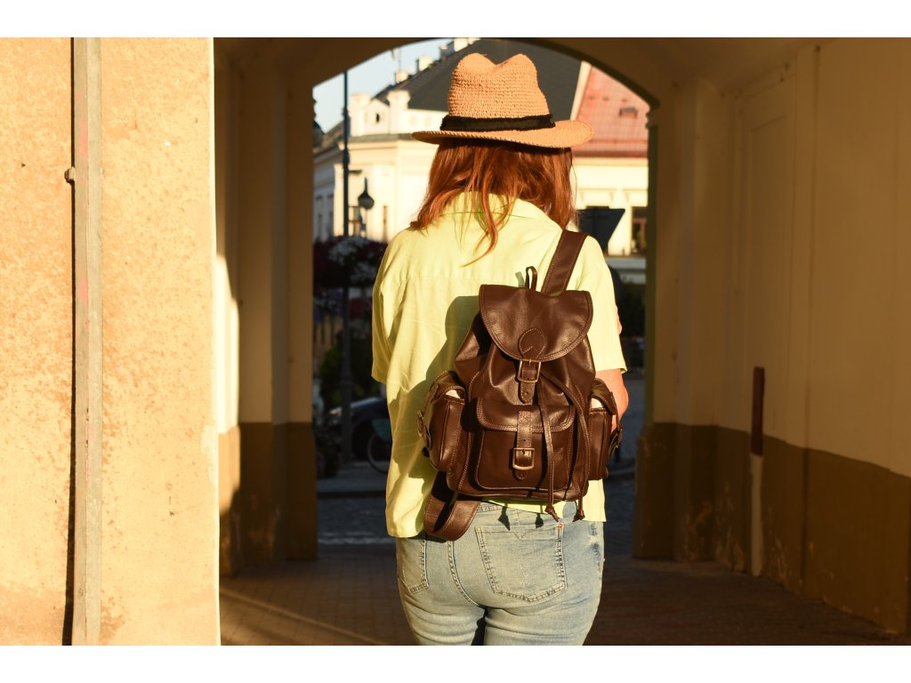 Kožený batoh s praktickými kapsami