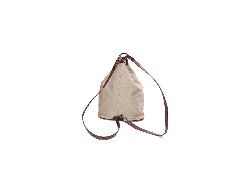 Detail kůže, režného plátna a šití – Gábina